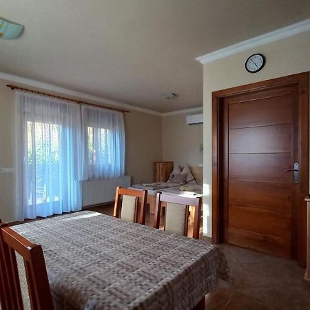 Kistolmacs Nefelejcs Fagyizo Es Apartmanhaz מראה חיצוני תמונה
