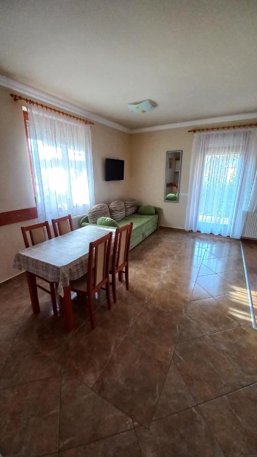 Kistolmacs Nefelejcs Fagyizo Es Apartmanhaz מראה חיצוני תמונה