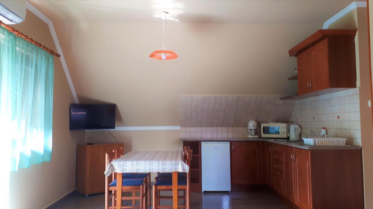 Kistolmacs Nefelejcs Fagyizo Es Apartmanhaz מראה חיצוני תמונה