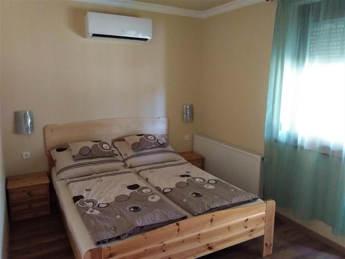 Kistolmacs Nefelejcs Fagyizo Es Apartmanhaz מראה חיצוני תמונה