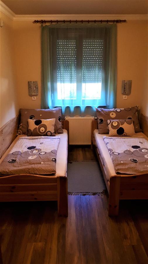 Kistolmacs Nefelejcs Fagyizo Es Apartmanhaz מראה חיצוני תמונה