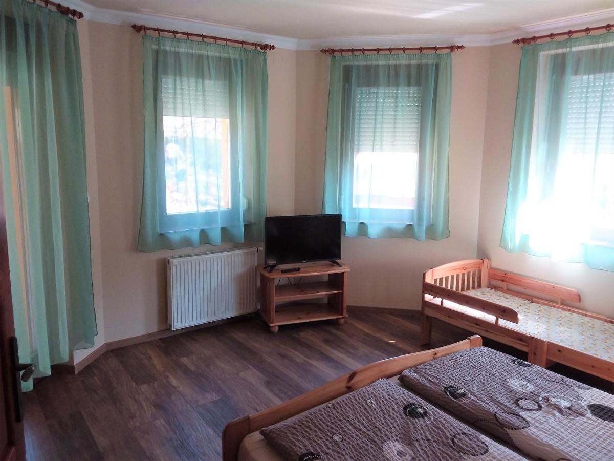 Kistolmacs Nefelejcs Fagyizo Es Apartmanhaz מראה חיצוני תמונה